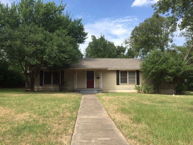 2010 Scripture St in Denton, TX - Building Photo