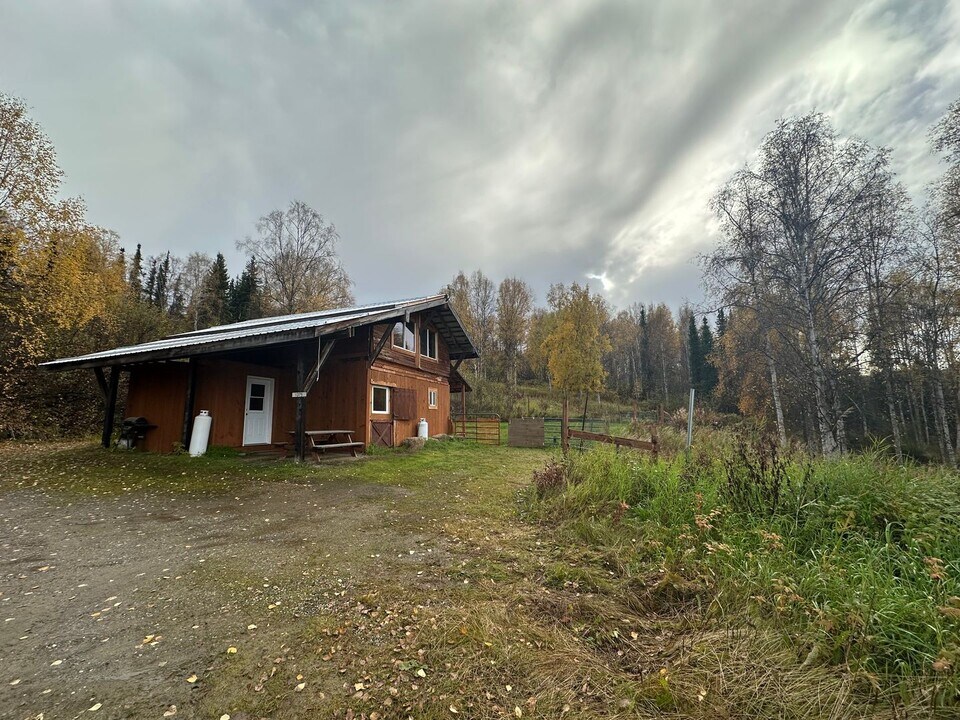 1375 Blackberry Dr in Fairbanks, AK - Building Photo