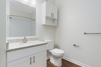 Greenwich Place in West Warwick, RI - Foto de edificio - Building Photo