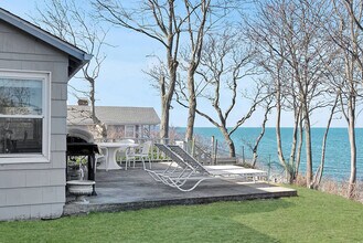 7 Oak St in Wading River, NY - Foto de edificio - Building Photo