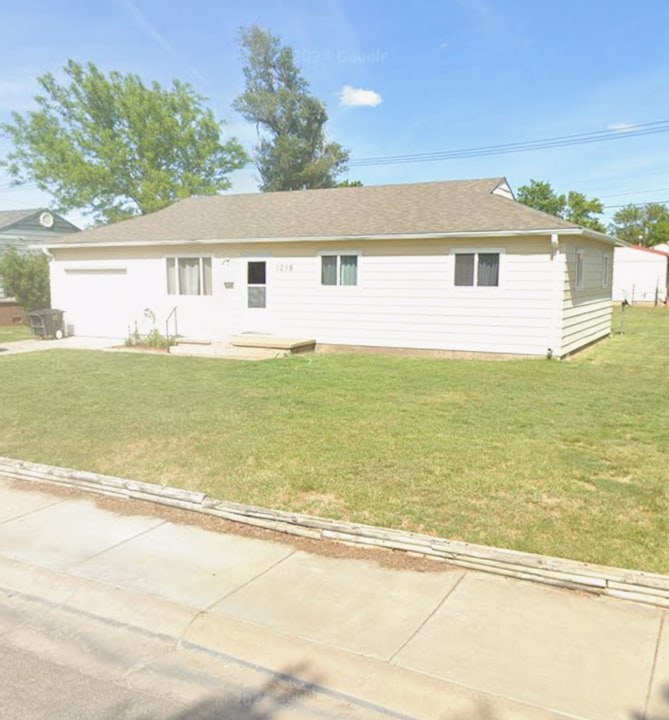 1216 Eisenhower Ave in Great Bend, KS - Building Photo