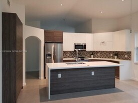 10889 NW 58th Terrace in Doral, FL - Building Photo