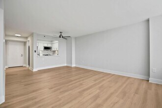 10101 Grosvenor Pl in Rockville, MD - Building Photo - Building Photo