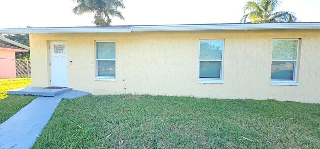 323 Seminole Ct in Pahokee, FL - Building Photo - Building Photo