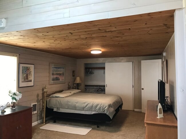 property at 1213 Barclay Ln