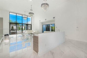 16760 Natures Way in Weston, FL - Foto de edificio - Building Photo