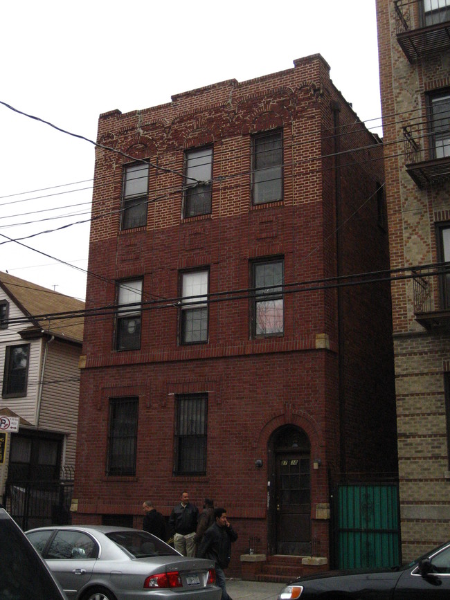 37-38 104th St in Flushing, NY - Building Photo - Building Photo