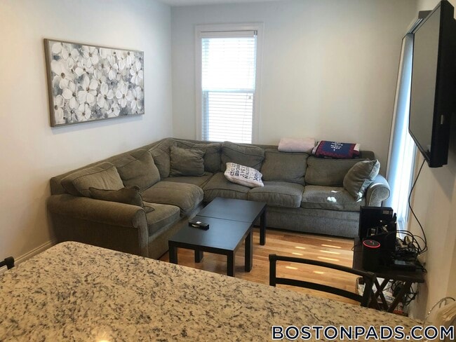 16 Washburn St, Unit 1 in Boston, MA - Building Photo - Building Photo