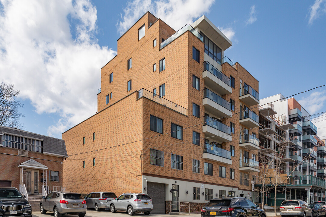 4232 147th St in Flushing, NY - Building Photo