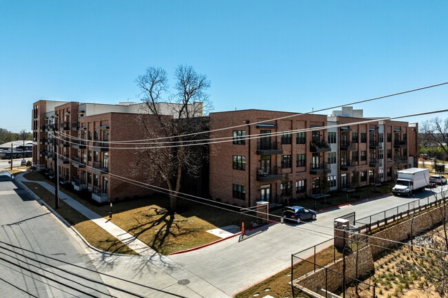 Eastpoint Apartments in Austin, TX - Foto de edificio - Building Photo