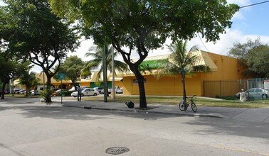 14040 NE 2nd Ave in Miami, FL - Foto de edificio - Building Photo