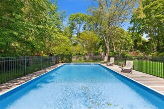 35 Maple St in Westhampton Beach, NY - Building Photo - Building Photo