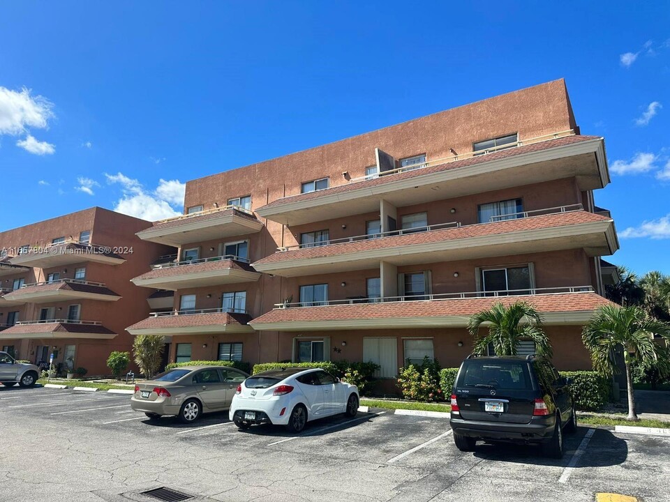 17530 NW 68th Ave in Hialeah, FL - Building Photo