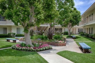 Cambridge Apartments in Huntington Beach, CA - Foto de edificio - Building Photo