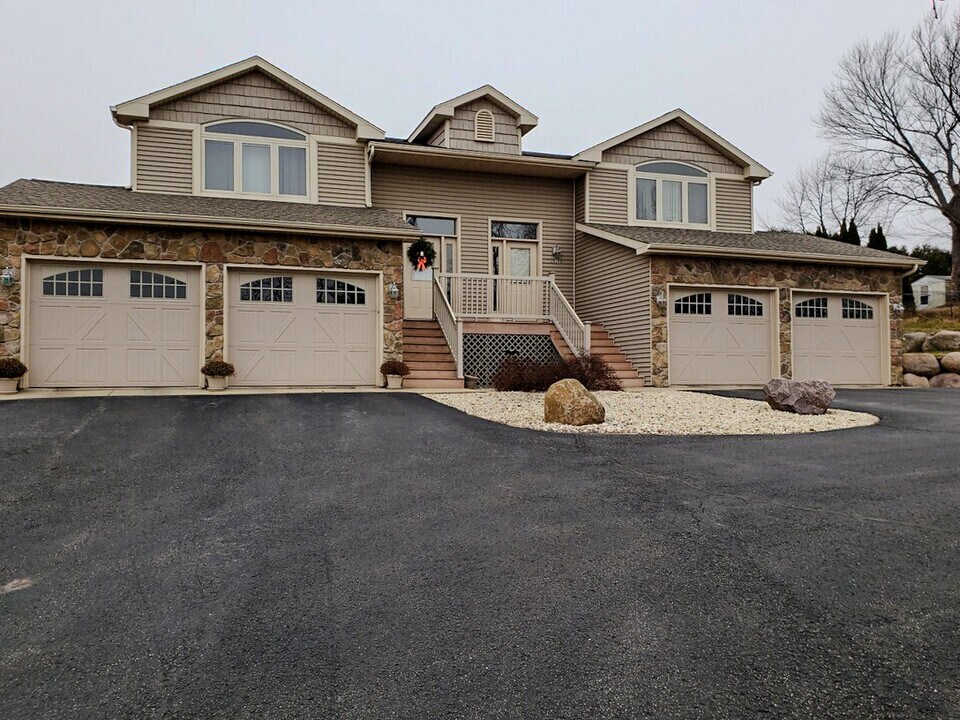 2019 Barber Dr in Stoughton, WI - Building Photo