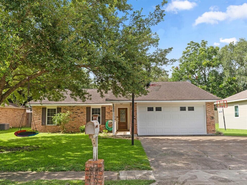 2208 Gontier Dr in Bay City, TX - Building Photo