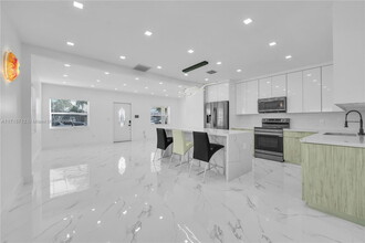 721 SW 60th Ave in Miami, FL - Building Photo - Building Photo