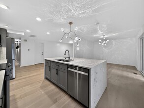 16711 NE 18th St in Bellevue, WA - Building Photo - Building Photo