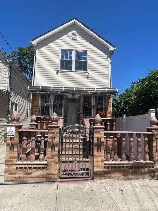 40 Adams St in Deer Park, NY - Building Photo