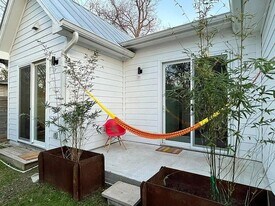 910 Gullett St in Austin, TX - Building Photo