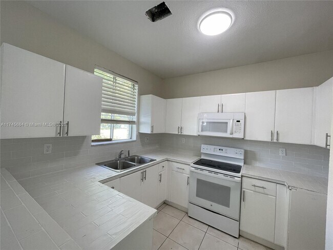 2865 SE 15th Rd in Homestead, FL - Building Photo - Building Photo