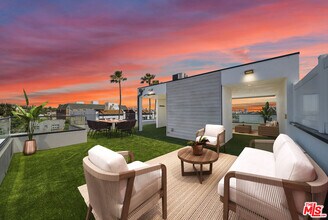 733 N Gramercy Pl in Los Angeles, CA - Foto de edificio - Building Photo