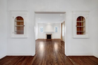 2622 Westgate Dr in Houston, TX - Building Photo - Building Photo