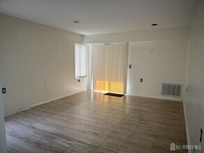 503 Samuel Ct in Dayton, NJ - Building Photo - Building Photo