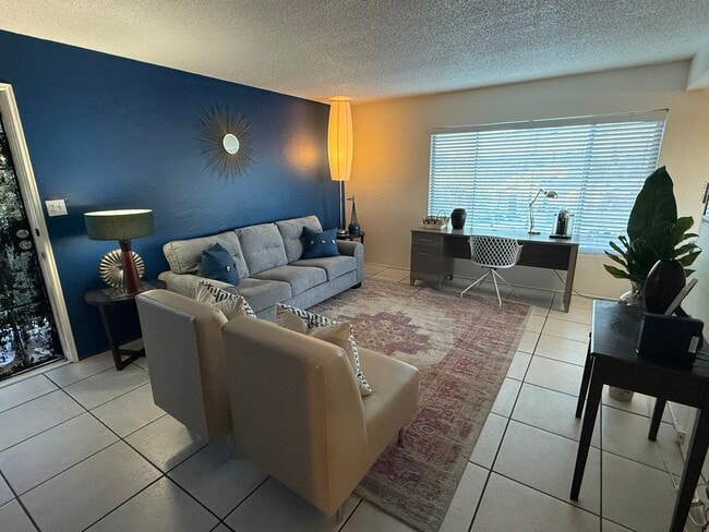 4068 Oakcrest Dr, Unit 4