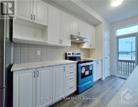 1003 Speedvale Ct in Ottawa, ON - Building Photo - Building Photo