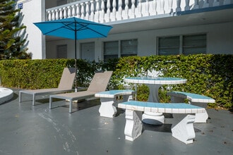 Sans Souci Tennis Apartments in North Miami, FL - Building Photo - Building Photo