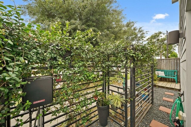 2210 Lou Ellen Ln in Houston, TX - Building Photo - Building Photo