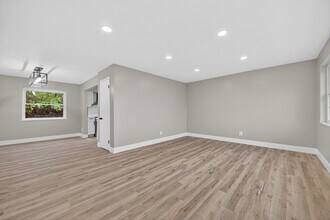 5737 Kroegermount Dr in Cincinnati, OH - Building Photo - Building Photo