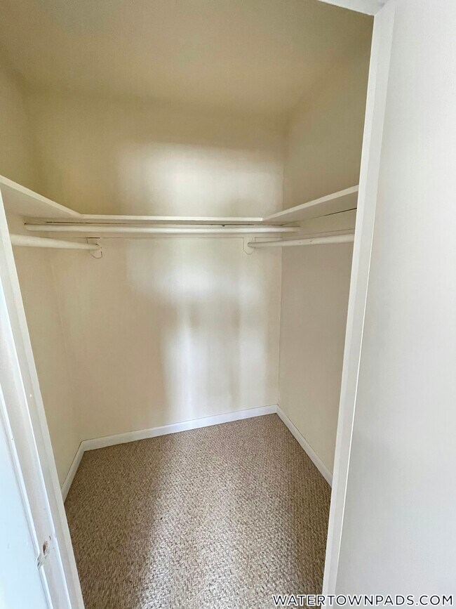 24 Whites Ave, Unit 16 in Watertown, MA - Foto de edificio - Building Photo