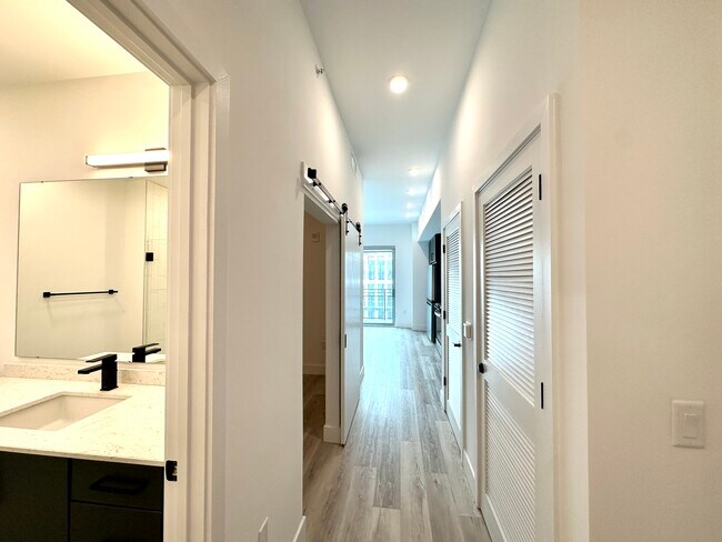 236 NW 32nd St, Unit S4 in Miami, FL - Foto de edificio - Building Photo