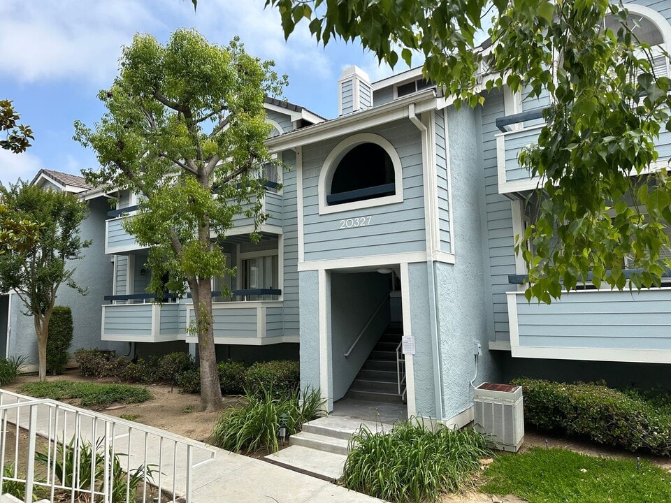 20327 Rue Crevier in Santa Clarita, CA - Building Photo
