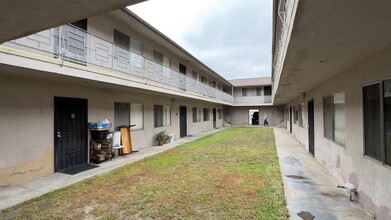 6559 N Figueroa St in Los Angeles, CA - Building Photo - Building Photo