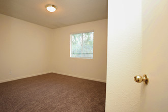 Shelter Cove Apartments in Yuba City, CA - Building Photo - Interior Photo