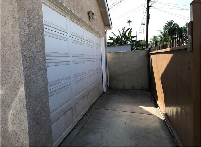 633 E 81st St in Los Angeles, CA - Building Photo - Building Photo