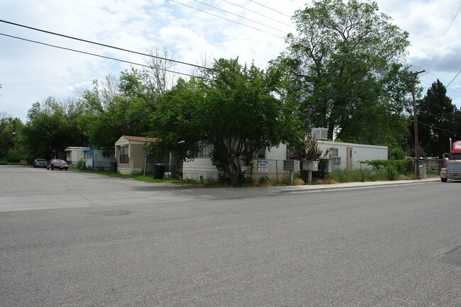 Dee Mar Mobile Home Park in Garden City, ID - Foto de edificio - Building Photo