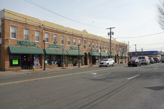 942-956 Hempstead Tpke in Franklin Square, NY - Building Photo - Building Photo