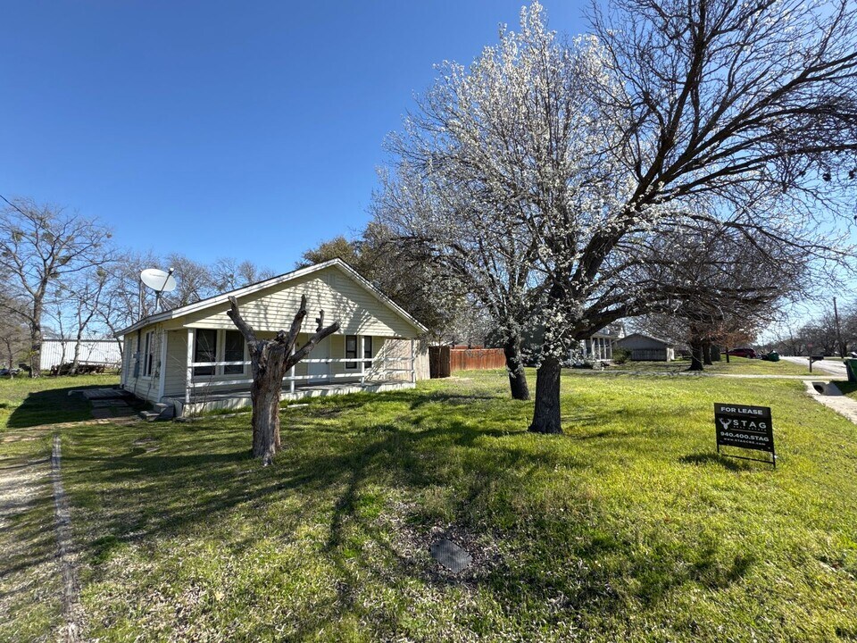 204 Wolfe St in Ponder, TX - Building Photo