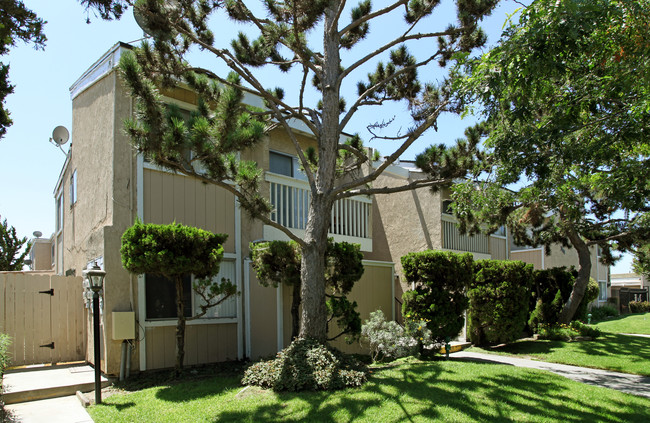 Briar Court Apartments in Anaheim, CA - Building Photo - Building Photo