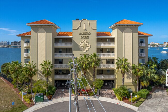 Majestic Point in Clearwater, FL - Foto de edificio - Building Photo