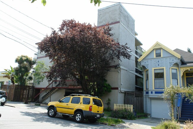 Parker CAL Apartments in Berkeley, CA - Foto de edificio - Building Photo