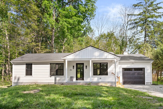 35 New St in Sharon, CT - Building Photo - Building Photo