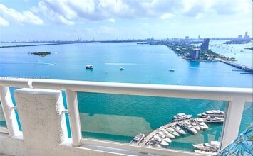 1717 N Bayshore Dr in Miami, FL - Building Photo - Building Photo