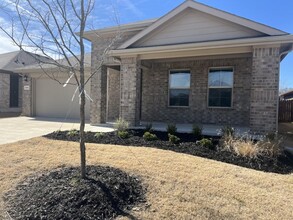 521 Bronze Cir W in Springtown, TX - Foto de edificio - Building Photo