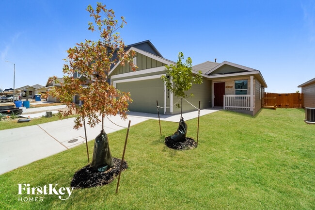 10414 McClintock Dr in Converse, TX - Building Photo - Building Photo