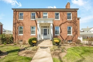 312 Ellington Ave E in Garden City, NY - Building Photo